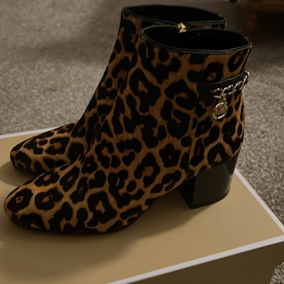 Michael Kors booties. 6 - Picture 9 of 12